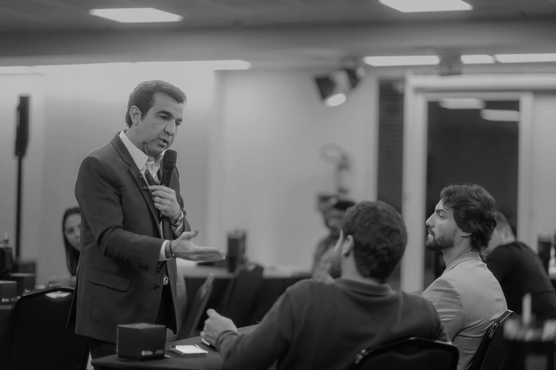 Sócios e decisores do setor solar em conversa de negócios no Caixa Preta.