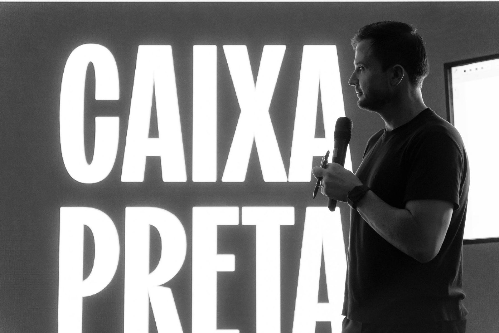 Telão com a marca Caixa Preta durante a 1ª edição do encontro do mercado solar.